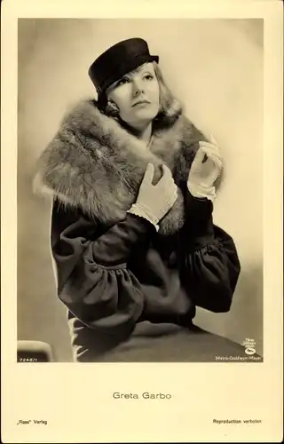Ak Schauspielerin Greta Garbo, Portrait, Pelzkragen, Ross