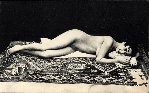 Ak Frauenakt, liegende nackte Frau auf einem Teppich