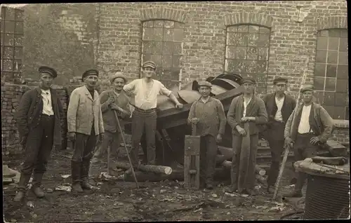 Foto Ak Plettenberg im Sauerland Westfalen, Hammerwerk Firma Rasche, Arbeiter