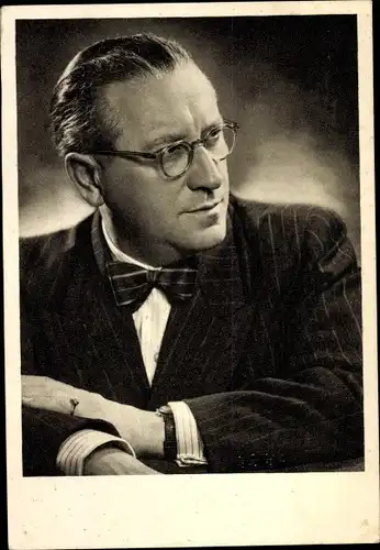 Foto Ak Portrait eines Mannes, Brille, Fliege, Anzug