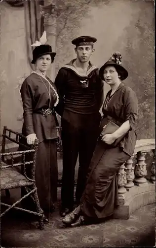Foto Ak Seemann in Uniform mit zwei Frauen