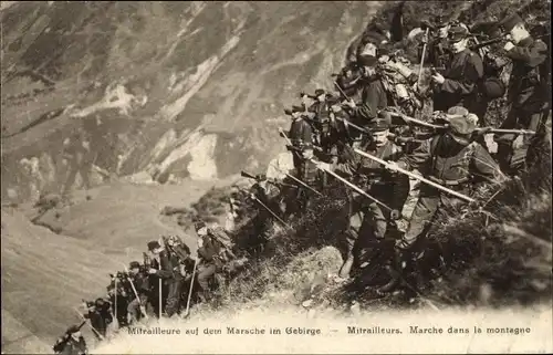 Ak Schweizer Armee, Mitrailleure auf dem Marsch im Gebirge, Mitrailleurs, Marche dans la montagne