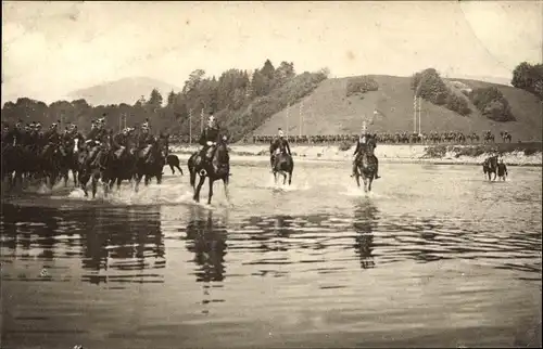 Ak Schweizer Armee, Cavallerie einen Fluss durchschreitend, traversant une riviere