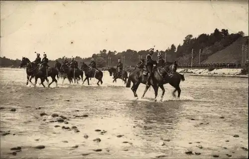 Ak Schweizer Armee, Cavallerie einen Fluss durchschreitend, traversant une riviere