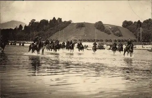 Ak Schweizer Armee, Cavallerie einen Fluss durchschreitend, traversant une riviere