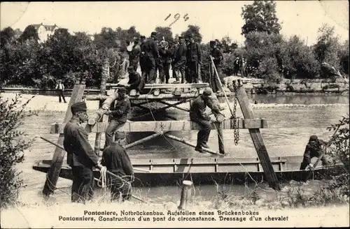 Ak Schweizer Armee, Pontoniere, Notbrückenbau, Pontonniers, Construction d'un pont de circonstance