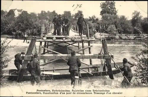 Ak Schweizer Armee, Pontoniere, Notbrückenbau, Pontonniers, Construction d'un pont de circonstance