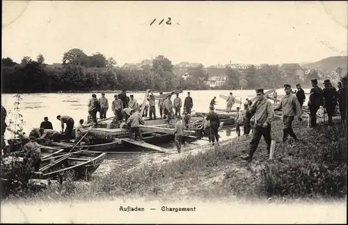Ak Schweizer Armee, Pontoniere, Pontonniers, Chargement, Aufladen