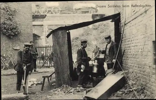 Ak Deutsche Soldaten beim Kaffeekochen, Soldatenleben