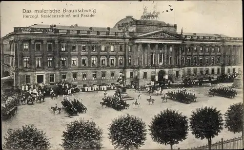 Ak Braunschweig in Niedersachsen, Herzogl. Residenzschloss mit Parade