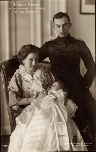 Ak Herzog Ernst August von Braunschweig Lüneburg, Prinzessin Victoria Luise mit dem Erbrpinzen