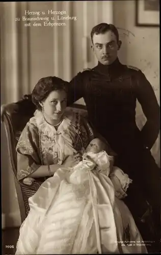 Ak Herzog Ernst August von Braunschweig Lüneburg, Prinzessin Victoria Luise mit dem Erbrpinzen