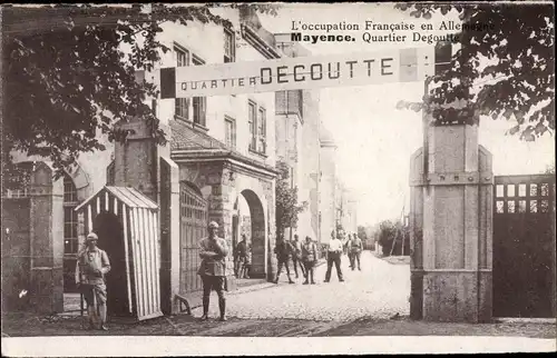 Ak Mainz am Rhein, Mayence, Kaserne Degoutte, Soldaten, Eingang