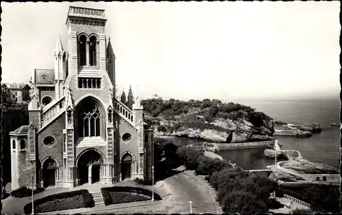 Ak Biarritz Pyrénées Atlantiques, L'Eglise Ste Eugenie et le Port des Pecheurs