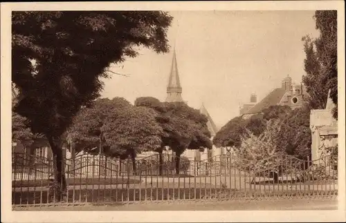 Ak Montdidier Somme, Square, Monument aux Morts et vue sur l'Eglise Saint-Pierre