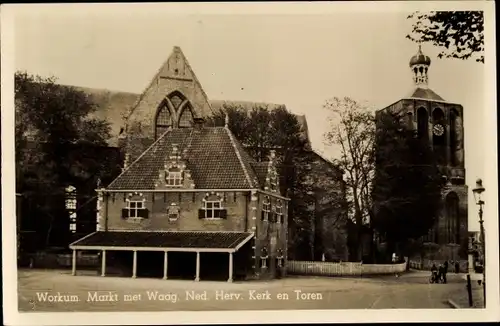 Ak Workum Friesland Niederlande, Markt met Waag, Ned. Herv. Kerk en Toren