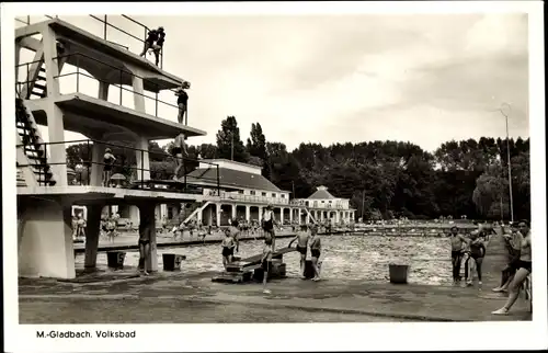 Ak Mönchengladbach am Niederrhein, Volksbad, Sprungturm, Badegäste