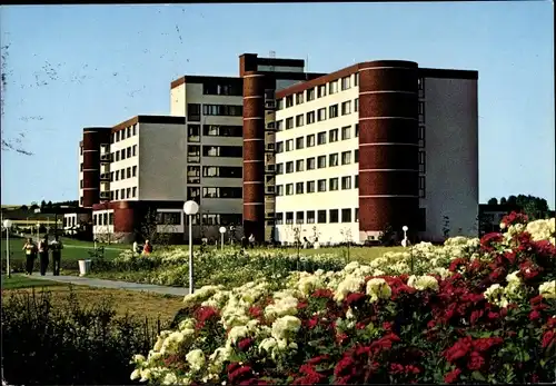 Ak Horn Bad Meinberg Nordrhein Westfalen, Kurklinik am Park, Außenansicht, Passanten