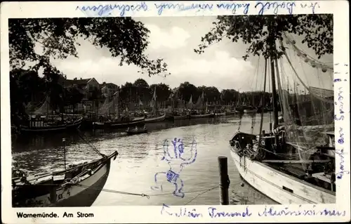Ak Ostseebad Warnemünde Rostock, Am Strom, Fischerboote
