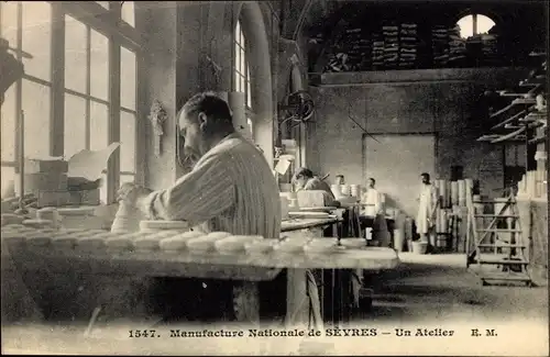 Ak Sèvres Ville d'Avray Hauts de Seine, Manufacture de Porcelaine, Un Atelier
