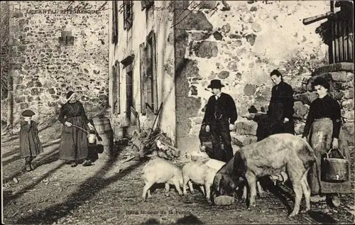 Ak Cantal, dans la cour de la Ferme