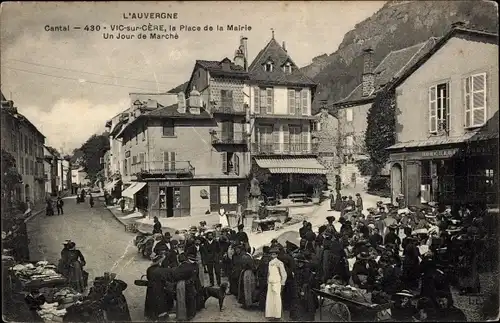 Ak Vic sur Cère Cantal, la Place de la Mairie, un Jour de Marché