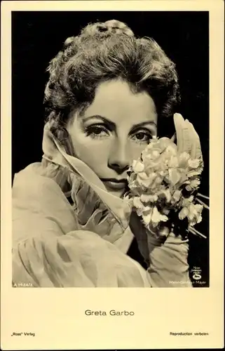 Ak Schauspielerin Greta Garbo, Portrait, Blumen, Ross