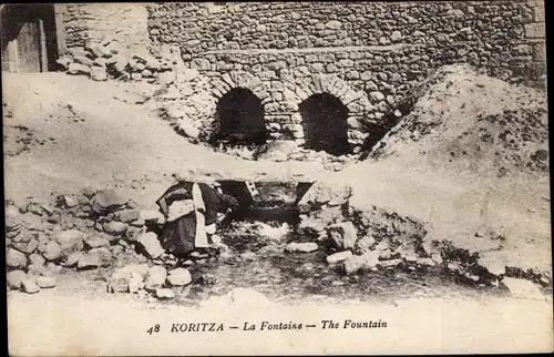 Ak Korytza Korca Albanien, La Fontaine, Blick auf eine Quelle