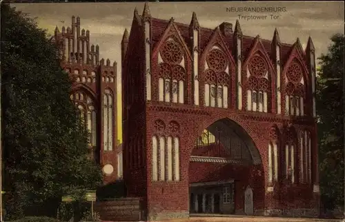 Ak Neubrandenburg in Mecklenburg, Treptower Tor