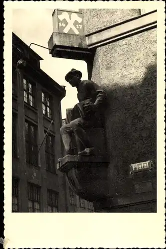 Foto Ak Wien 1 Innere Stadt, Platzl, Fassadendetail, Figur mit Ziehharmonika