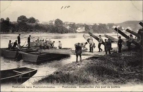 Ak Schweizer Armee, Pontoniere, Pontonbrückenbau, Pontonniers, Construction d'un pont de pontons