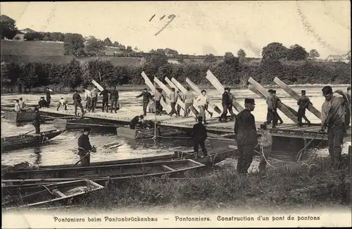 Ak Schweizer Armee, Pontoniere, Pontonbrückenbau, Pontonniers, Construction d'un pont de pontons