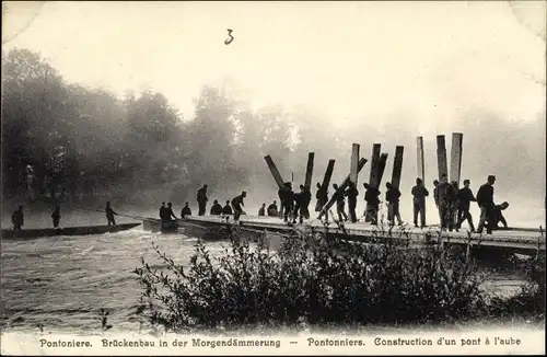 Ak Schweizer Armee, Pontoniere, Brückenbau, Pontonniers, Construction d'un pont a l'aube