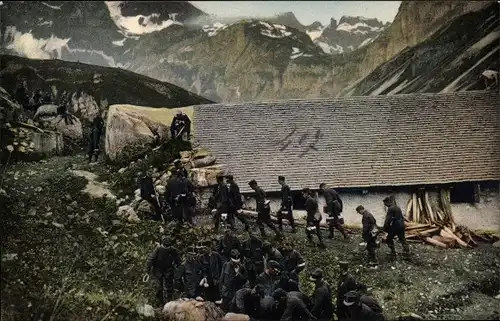 Ak Schweizer Armee, Gebirgstruppen, Wasserfassen auf der Ruosalp, Cuvées d'eau a l'alpe Ruos