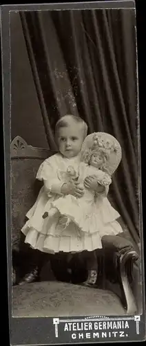 CdV Kinderportrait, kleines Mädchen mit Puppe