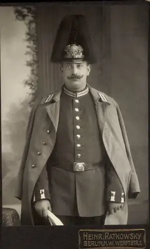 CdV Deutscher Offizier in Uniform, Portrait, Paradehelm, Mantel