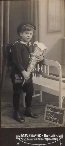 CdV Kinderportrait, Junge im Matrosenhemd mit Zuckertüte, erster Schulgang