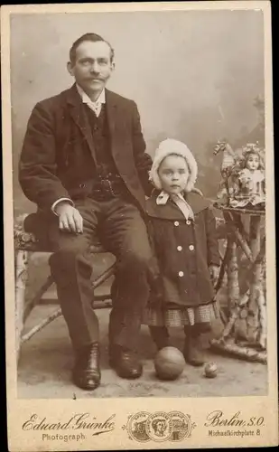 CdV Portrait, Mann, kleines Mädchen im Mantel, Bälle, Puppe