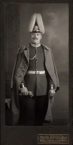 CdV Deutscher Offizier in Uniform, Portrait, Paradehelm, Schützenschnur, Mantel