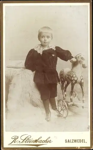 CdV Kinderportrait, Junge mit Spielzeugpferd