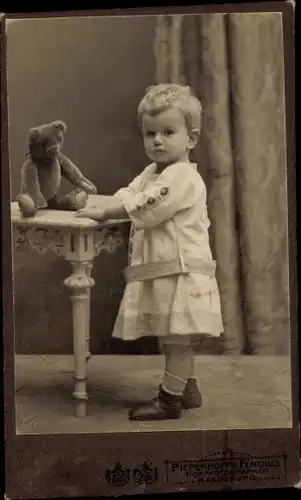 CdV Kinderportrait, Kleinkind mit Teddybär