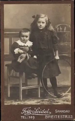 CdV Kinderportrait, Kinder mit Teddybär und Reifen