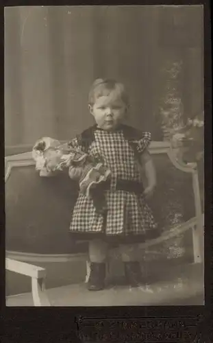 CdV Kinderportrait, Kleines Mädchen mit Puppe