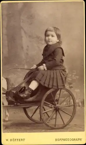 CdV Kinderportrait, Kleinkind auf einer Spielzeugkutsche, Johannes Liefert geb. Okt. 1884, Feb. 1887