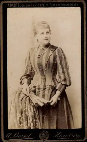 CdV Frauenportrait, Dame mit Fächer