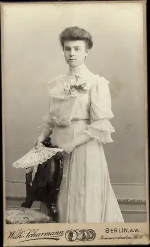 CdV Frauenportrait, Dame mit Fächer