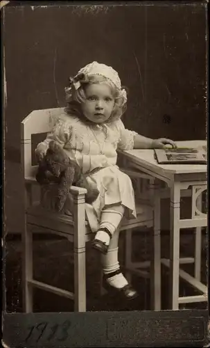 CdV Kinderportrait, Kleines Mädchen mit Teddybär, 1913