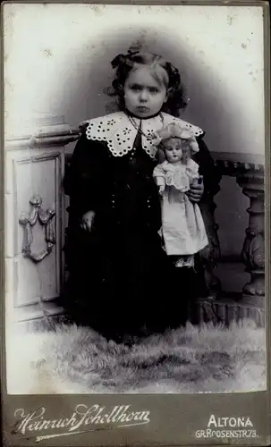 CdV Kinderportrait, Kleines Mädchen mit Puppe