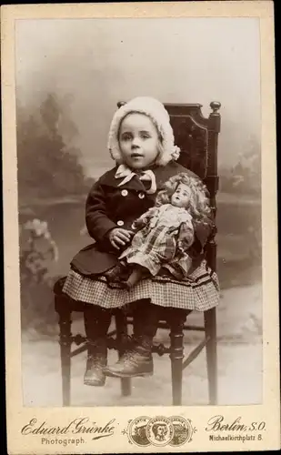 CdV Kinderportrait, Mädchen mit Puppe