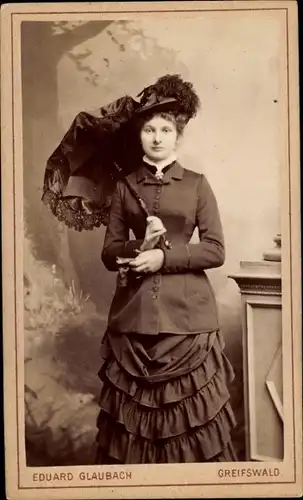 CdV Frauenportrait, Dame mit Schirm